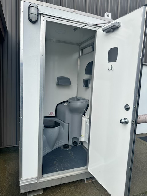 Single portable washroom skid Interior